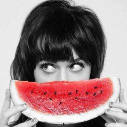 女生发吃瓜的暗示含义,女生“吃瓜”背后的趣味与心理